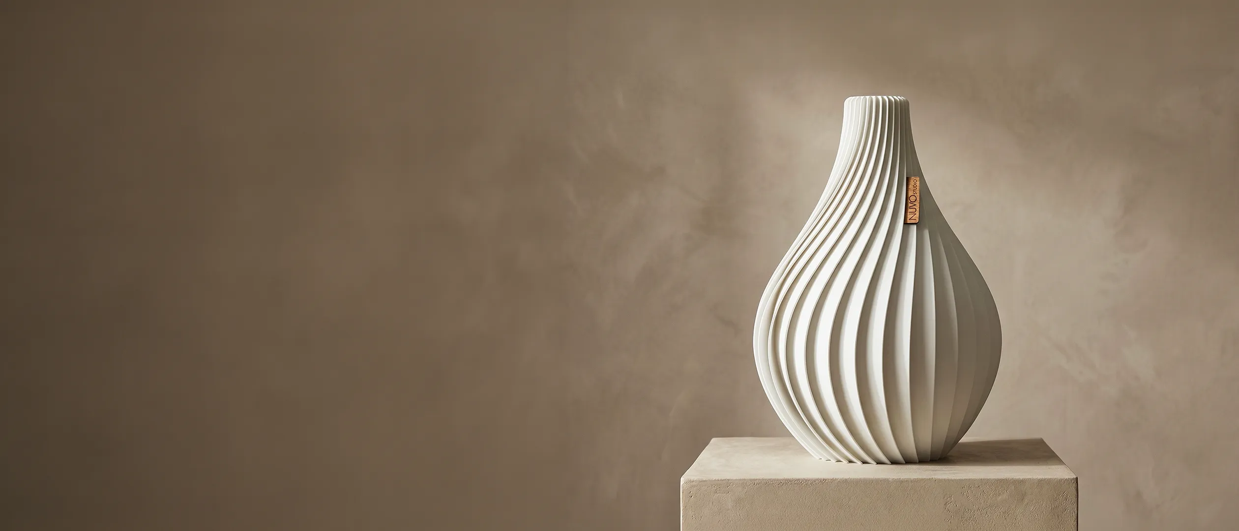 Weiße Vase Ventura mit skulpturaler Oberfläche