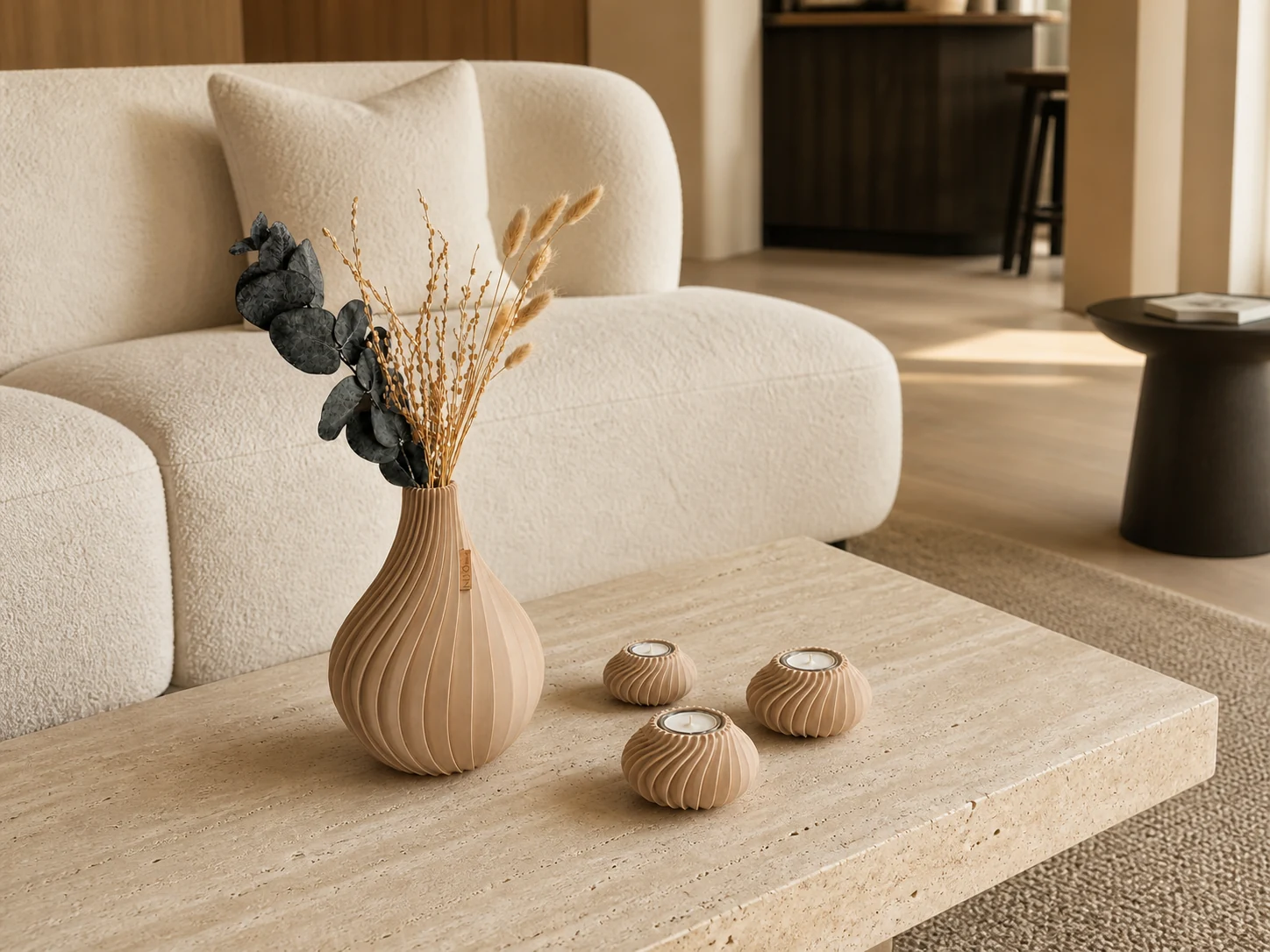 Vase Ventura in Cappuccino auf einem Couchtisch bei Tageslicht