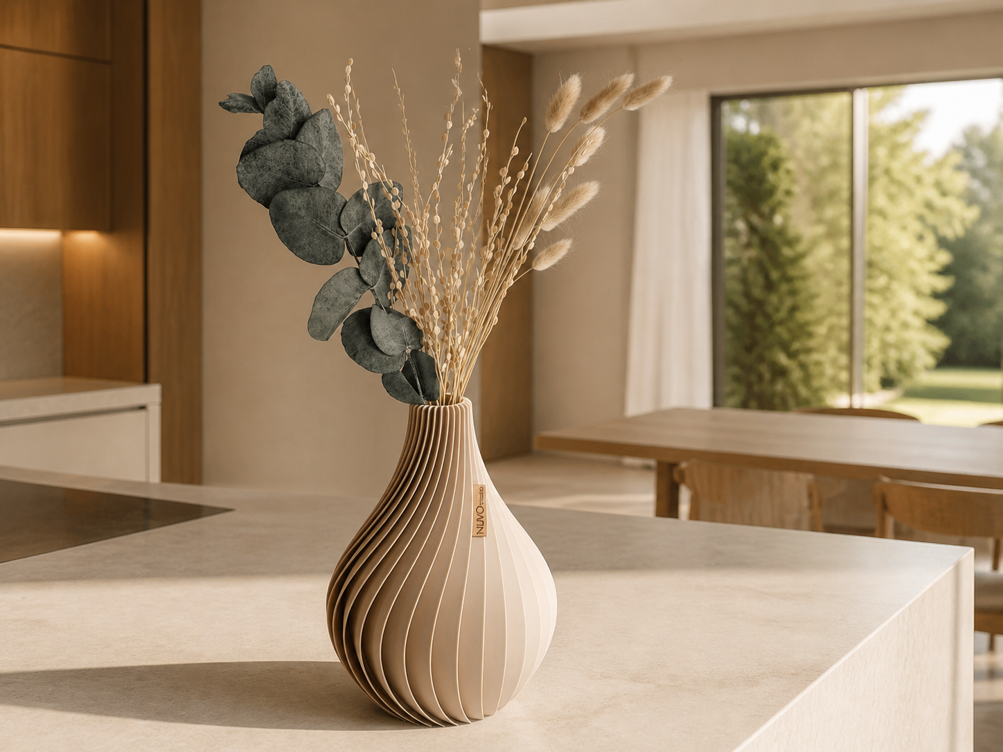 Vase Ventura in Cappuccino auf einer Kücheninsel bei Tageslicht