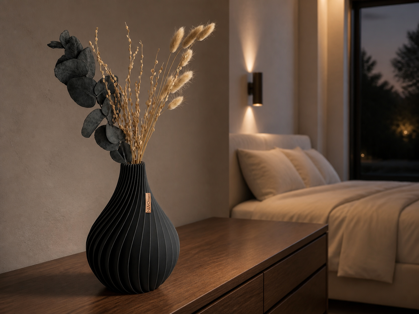 Vase Ventura in Pure Black im Schlafzimmer am Abend