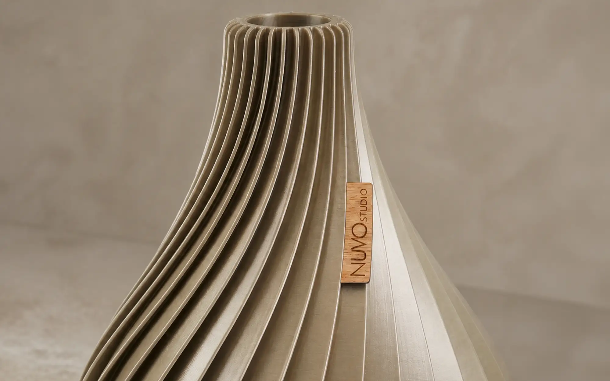 Detailaufnahme der gerippten Vase Ventura mit Holzlabel